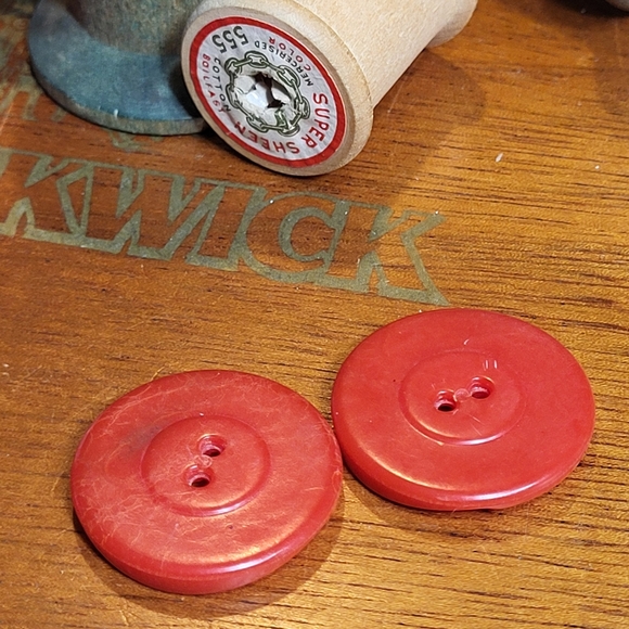 Pair of Vintage Acrylic Round Red Sewing Buttons - Picture 4 of 12